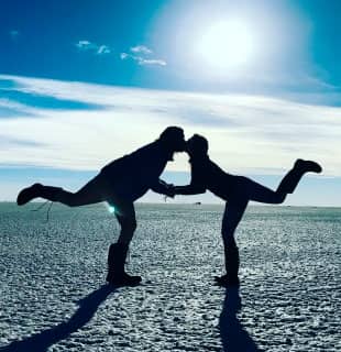 Amplio salar boliviano bajo el cielo